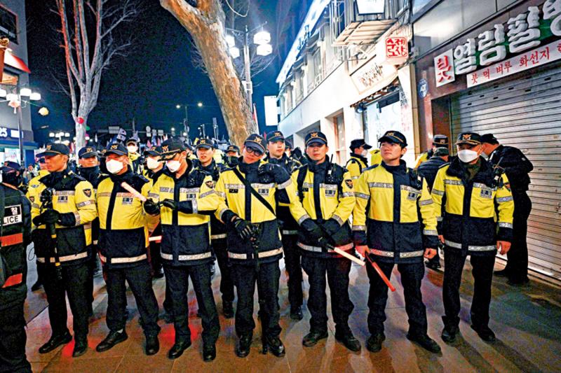 尹锡悦弹劾案4日宣判 首尔1.4万警察严阵以待