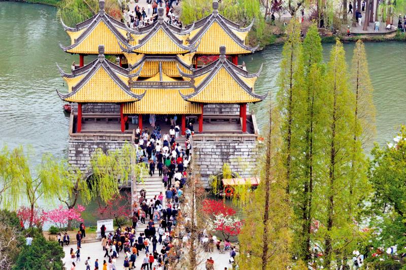 青年论坛/投资者看好中国市场前景\张 斌