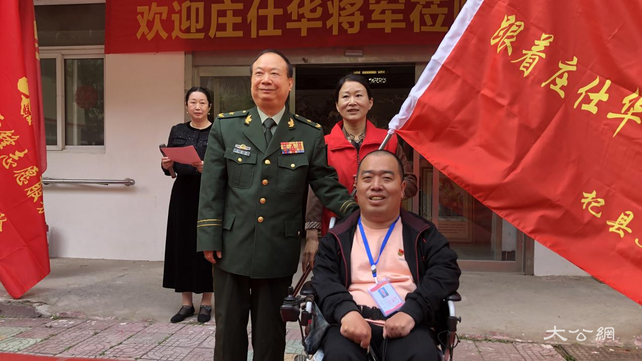 “跟着庄仕华学雷锋志愿服务中队．杞县365分队”授旗仪式在汴举行