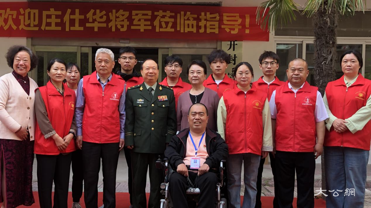 “跟着庄仕华学雷锋志愿服务中队．杞县365分队”授旗仪式在汴举行