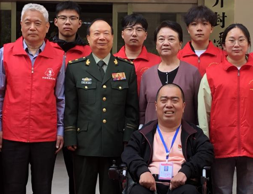 “跟着庄仕华学雷锋志愿服务中队．杞县365分队”授旗仪式在汴举行