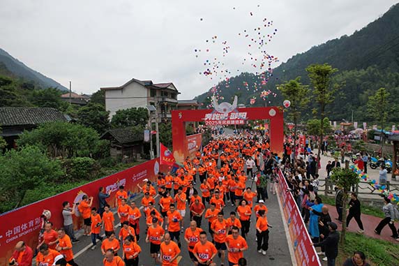 近千跑者齊聚邵陽 「奔跑吧・邵陽」（綏寧站）「民族團結跑」開跑
