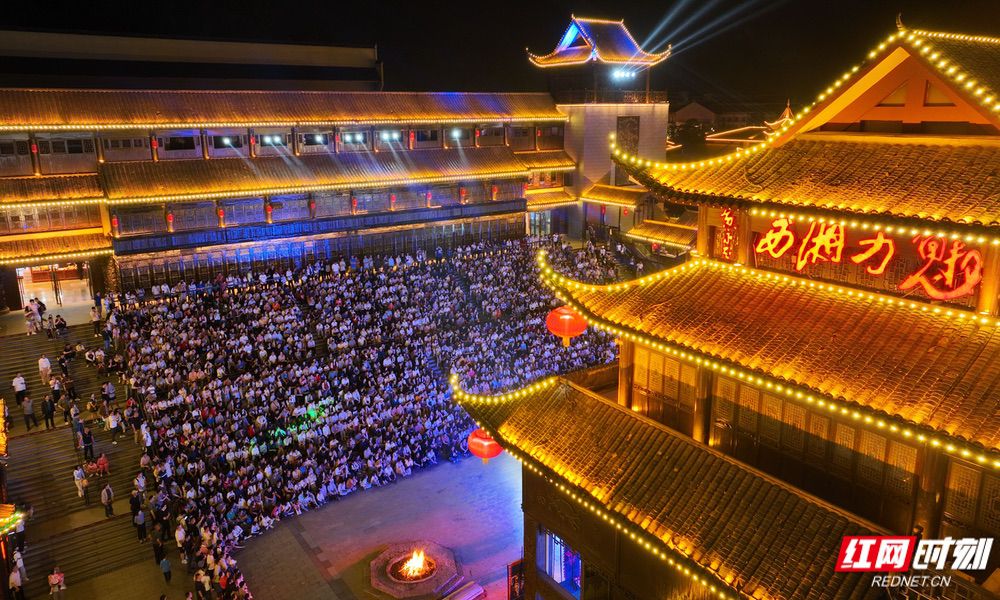 张家界魅力湘西一天连演四场 日接待游客超万人