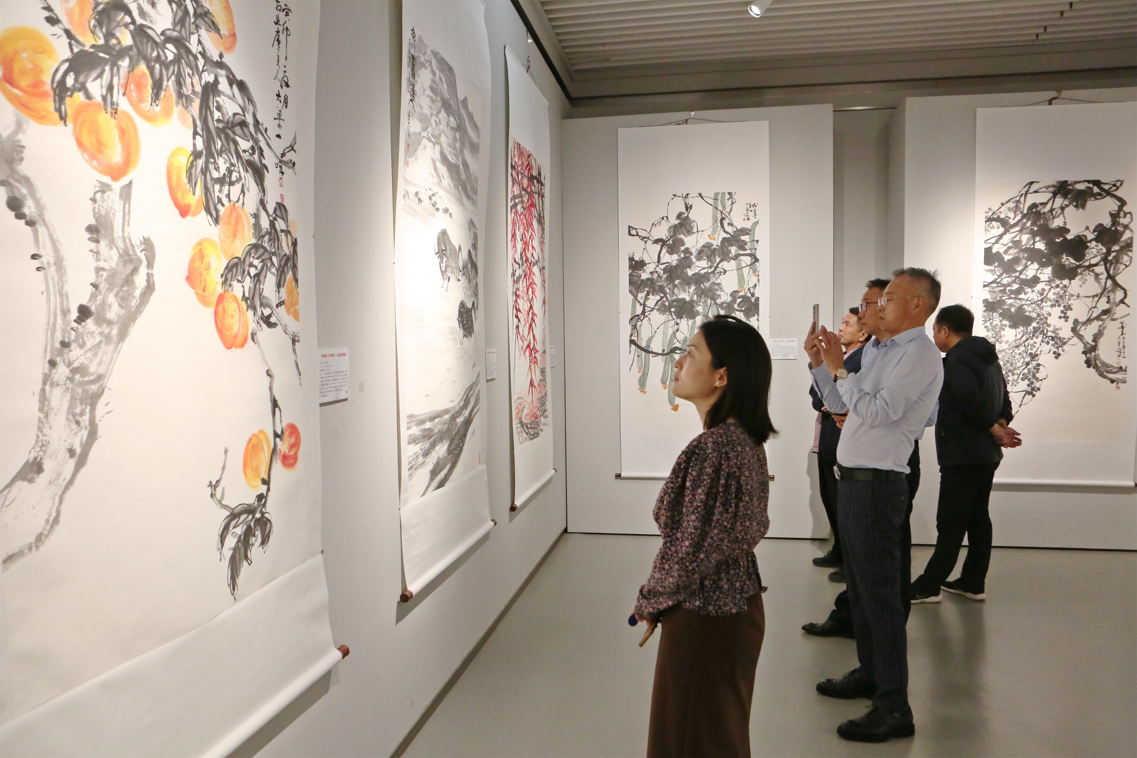 楊一峰近百幅丹青繪就鄉村蝶變 謳歌時代