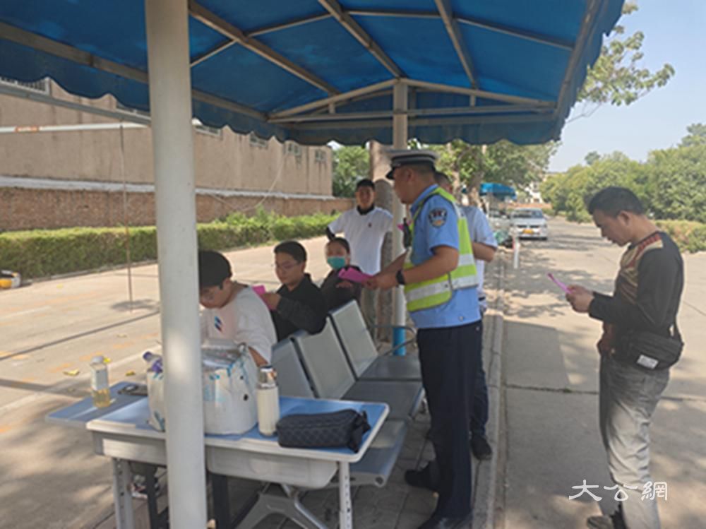 开封市交警五大队开展“进驾校”宣传活动 织密交通安全防护网