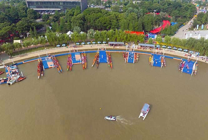 2025中国汨罗江国际龙舟邀请赛开赛 24支国内外龙舟队争舸汨罗