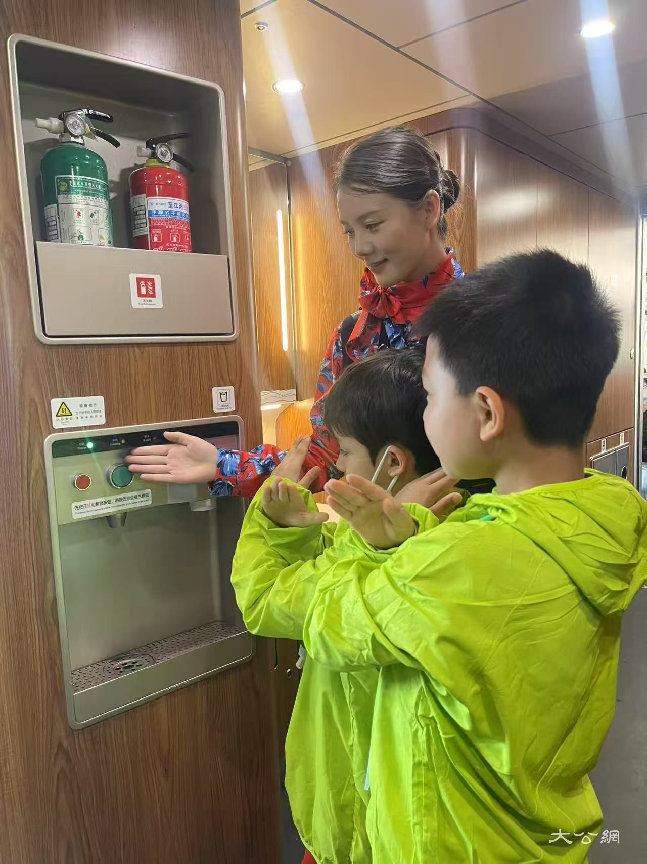 高铁护童安全出行