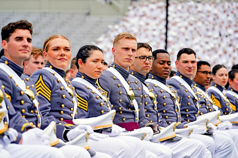 特朗普西点军校毕业礼演讲遇冷 自吹自擂无人捧场