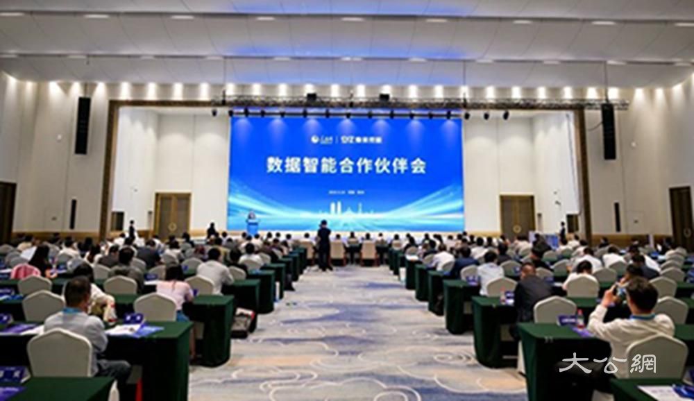 “深言未来”智能政务一体机在郑州发布