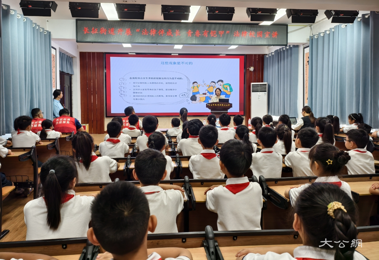 商丘市梁园区长征街道开展“民法典”进校园普法宣教活动