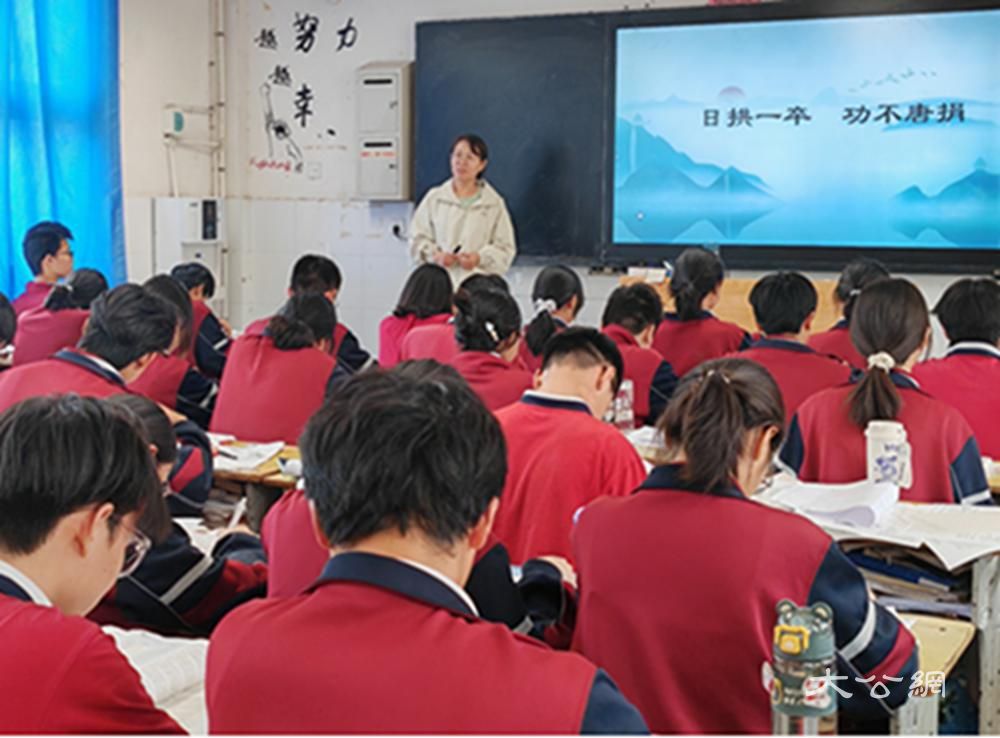 韩卫花：痴心一片育桃李 三尺讲台写春秋