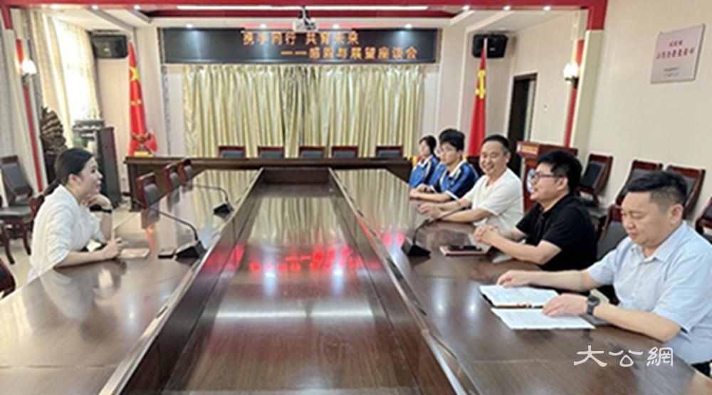 携手同行 共育未来 | 睢县回中举办“感恩与展望”受助学生座谈会