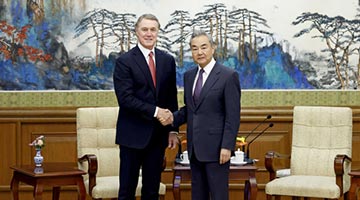 王毅会见美国新任驻华大使庞德伟