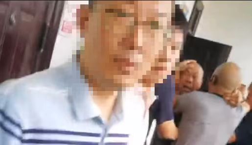 河南开封：城管与摊贩强烈肢体冲突  双方围绕涉嫌“吃拿卡要”起争议