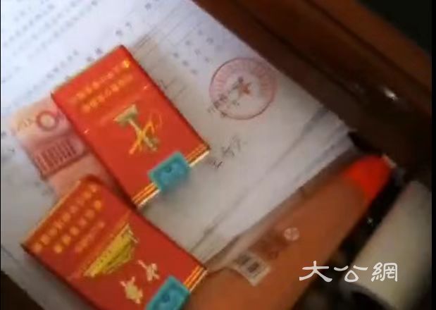 河南开封：城管与摊贩强烈肢体冲突  双方围绕涉嫌“吃拿卡要”起争议