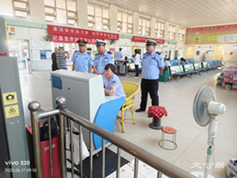 开封市杞县交警大队联合县交通局开展交通安全隐患排查行动