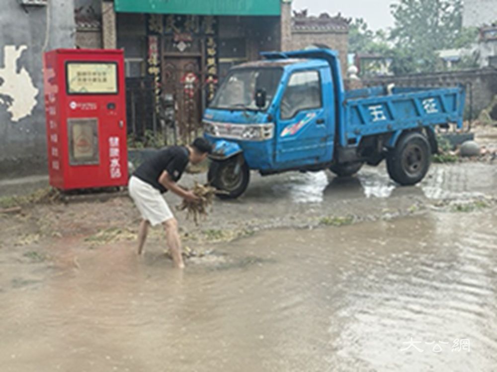 兰考县孟寨乡开展雨天防汛及安全隐患排查工作