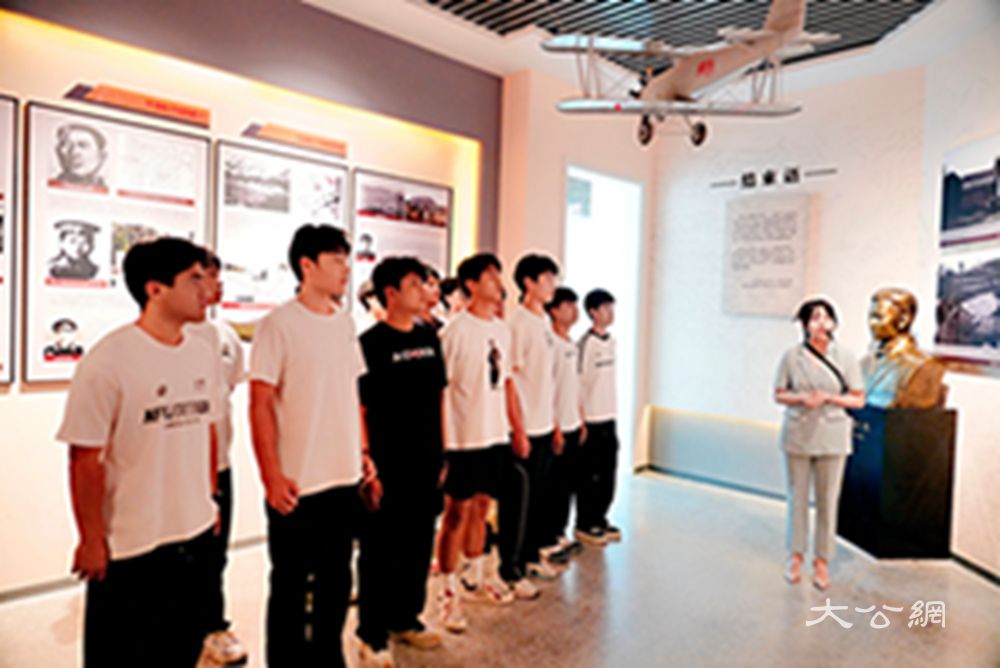 信阳航空职业学院：依托航空特色 育航空应用人才