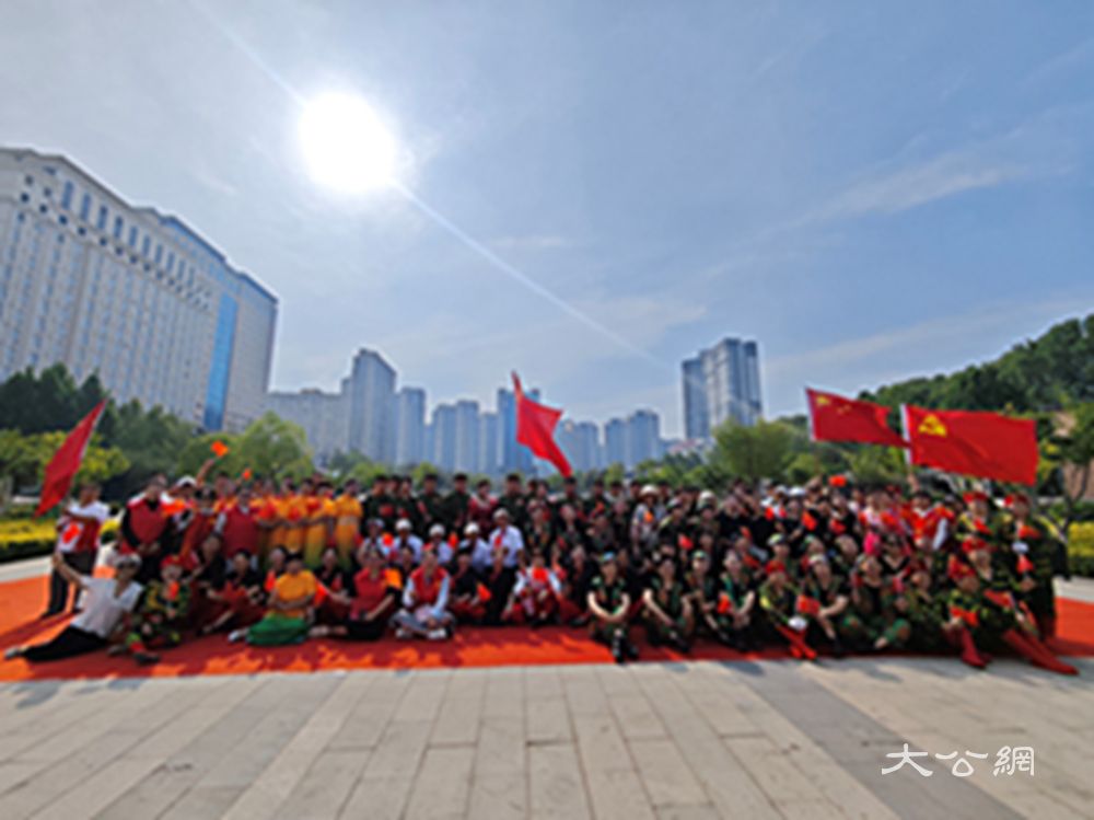 党旗飘扬映侨心 载歌载舞庆华诞 | 涧西区江西社区“侨胞之家”举办“庆七一”文艺汇演