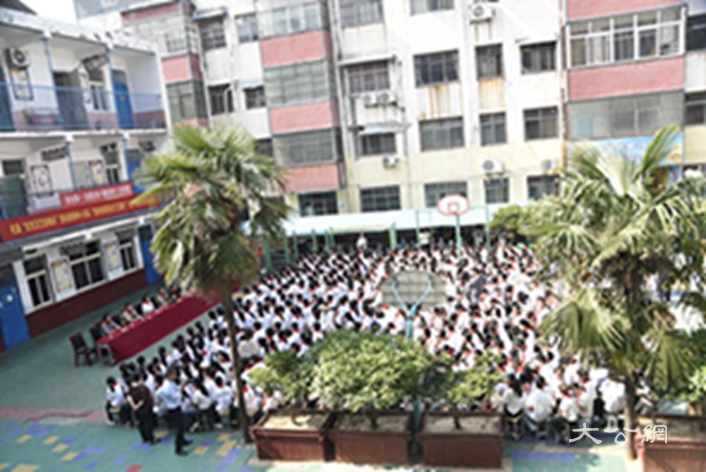 杞县“红色文艺轻骑兵”焦裕禄精神小分队“党的创新理论文艺服务”公交行暨老兵宣讲走进金城小学