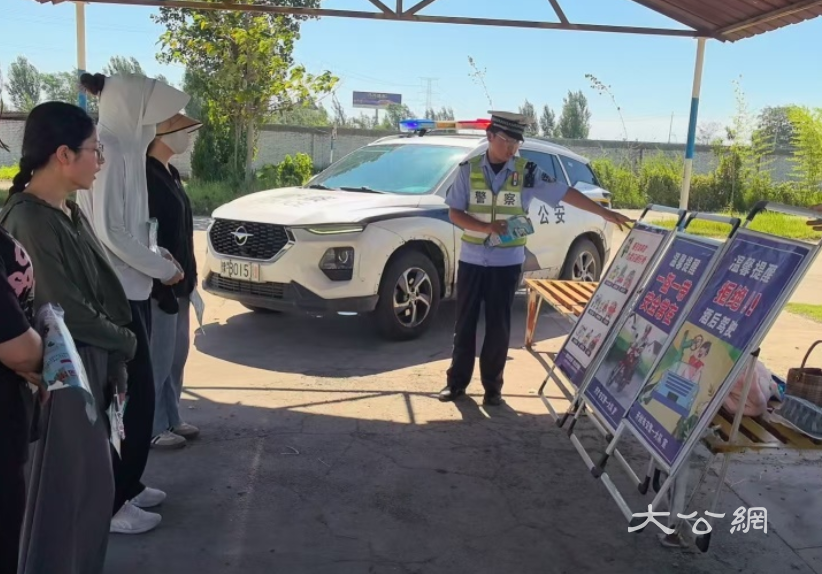 开封市交警一大队开展夏季交通安全知识宣讲活动