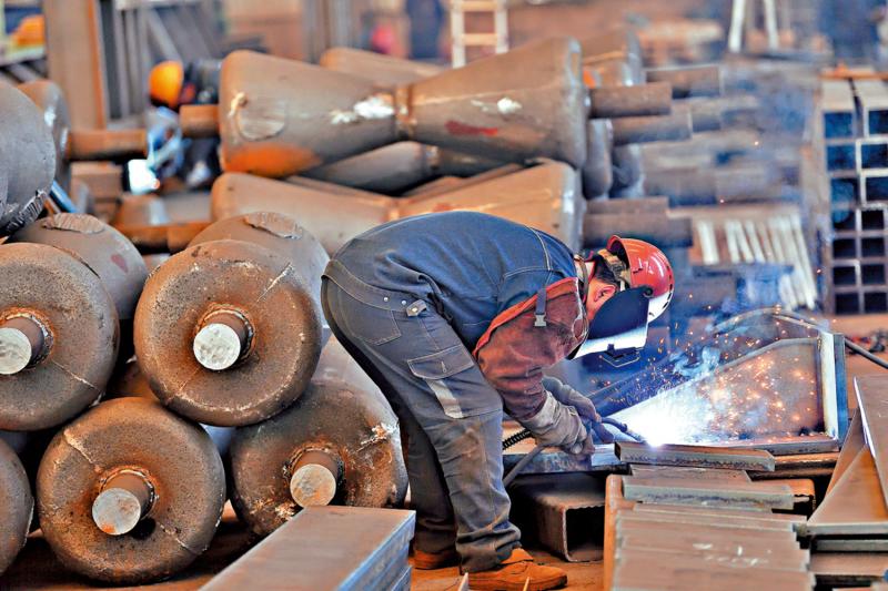 ﻿金融热话/经济保持韧性 中国次季料增5.2%\杨 欣