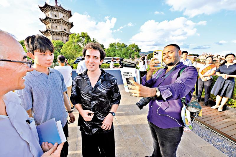 ﻿人口经济学/中国入境游藏万亿元机遇\梁建章