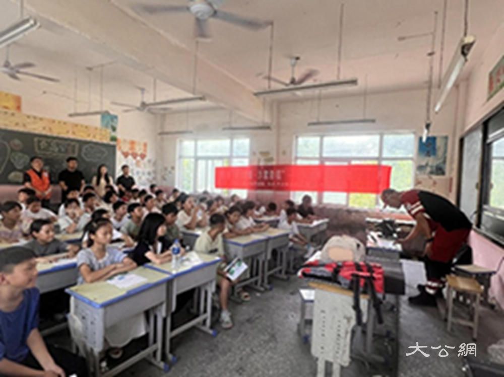 开封市“枫调豫顺．汴家幸福”未成年人安全防护基层行活动走进高阳镇中心小学