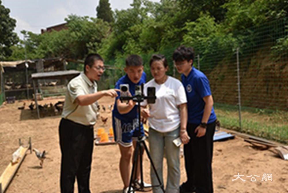 河南科技大学数字赋能乡村振兴 教村民用直播镜头展示田间“宝藏”