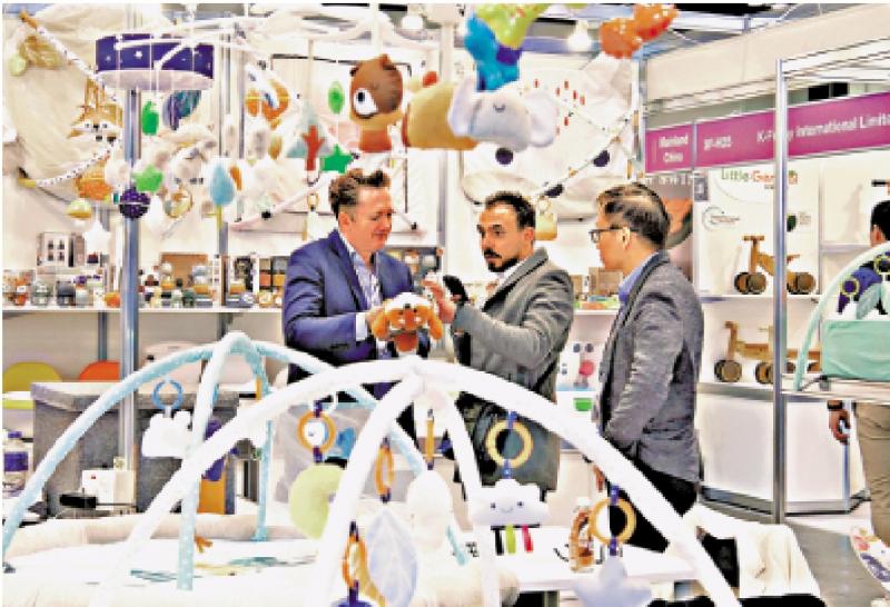 议论风生/将香港打造成“中国企业全球化服务枢纽”\叶建明