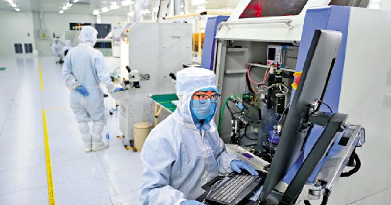 ﻿共创共享/“芯片沙漠”开出科技之花\戈 峻