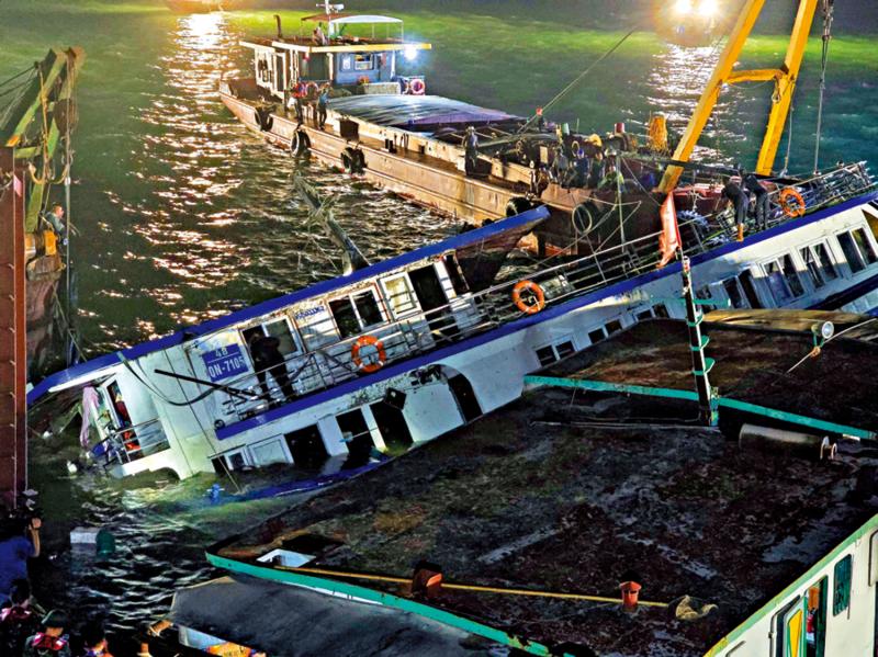 越南下龍灣觀光遊船翻覆35人遇難