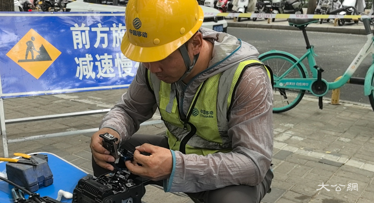 战高温，保畅通！ 河南移动通信卫士无惧“烤”验“汗”卫夏日清凉