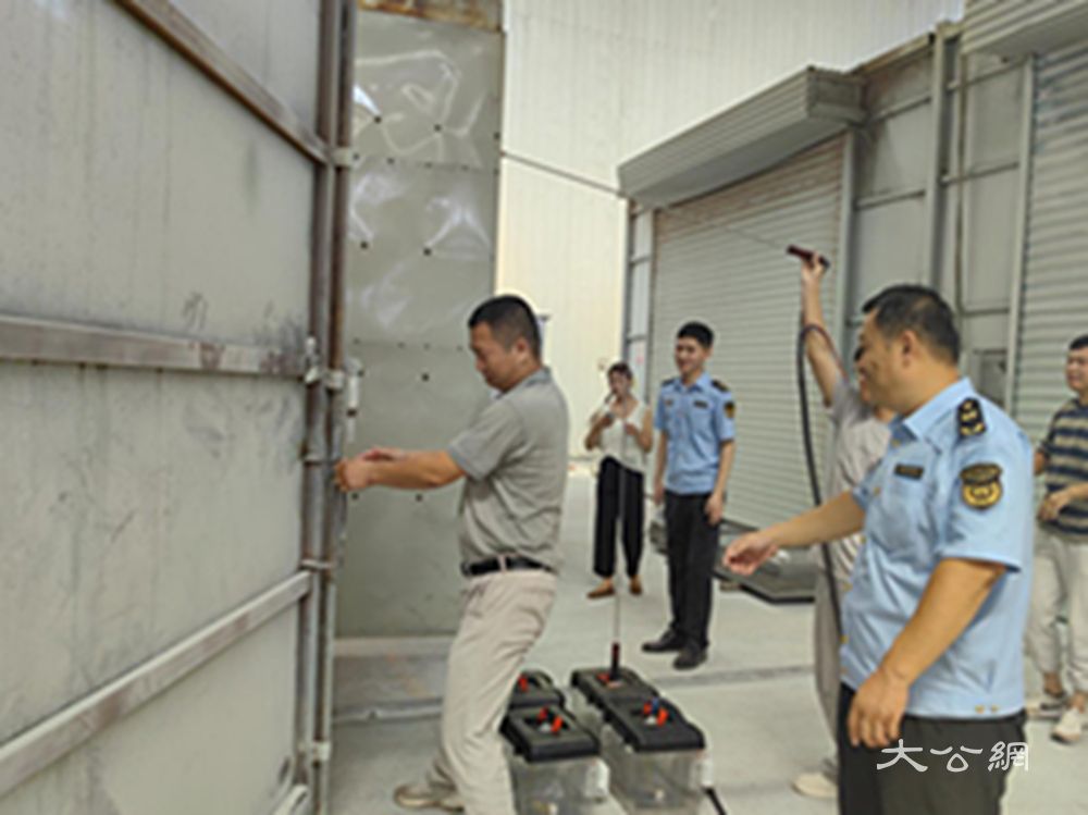 开封市示范区分局组织开展涉挥发性有机物企业专项执法检查