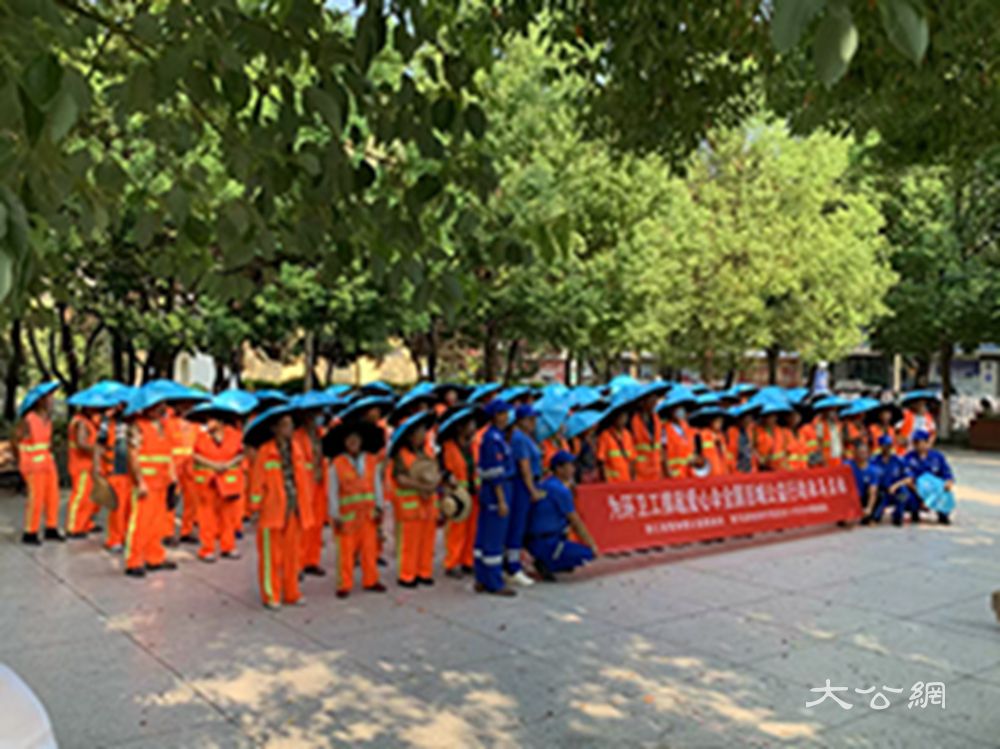 河南驻马店：爱心伞帽为200余名环卫工撑起“防护盾”