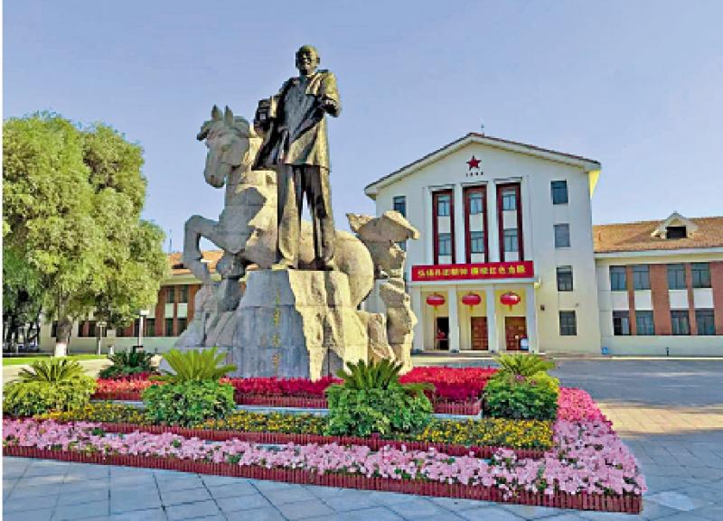 维港看云/新一代援疆留疆的年轻人\郭一鸣