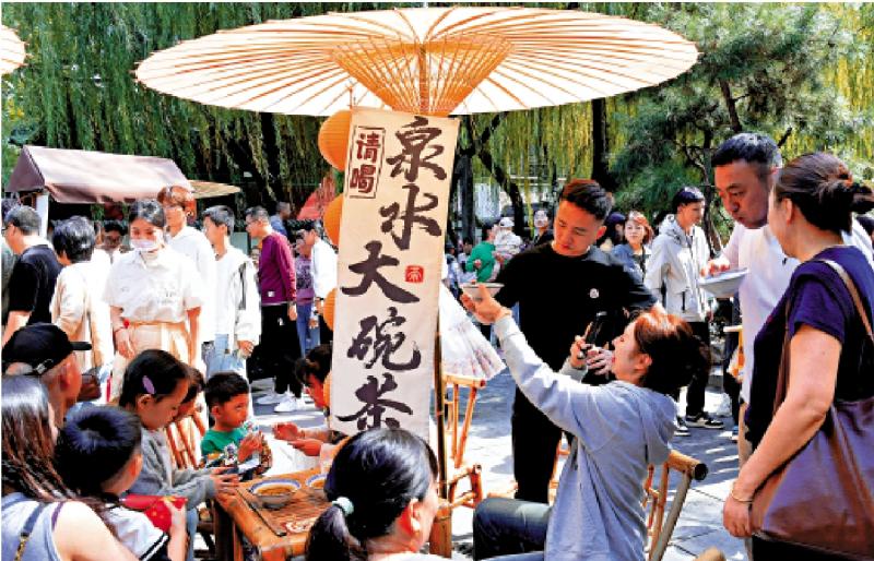 自由谈/沏大碗茶讲中国故事\鲍 渤