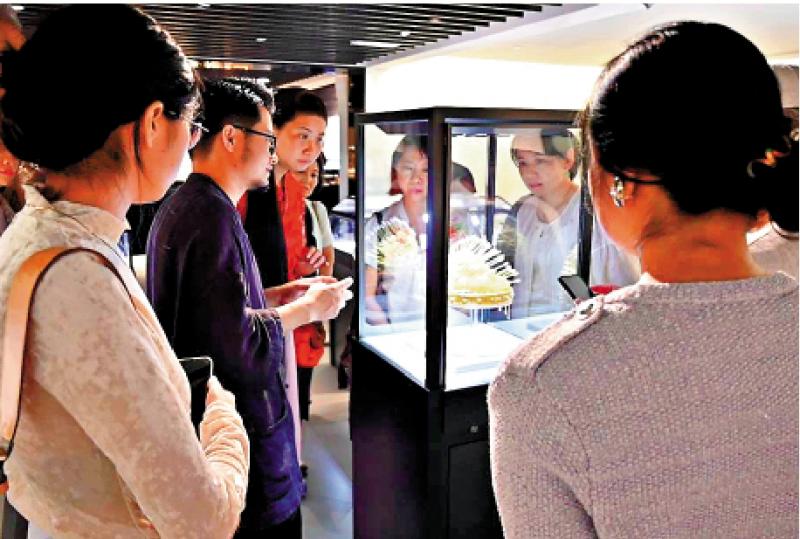 ﻿融合京剧艺术与传统金属工艺 付少雄服饰艺术展在港开幕