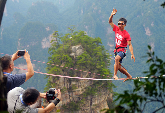 張家界黃石寨「亞洲之王」高空扁帶爭霸賽開賽 十國選手千米天路爭奪10萬大獎