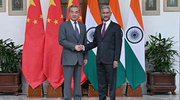 王毅会晤印外长：视对方为伙伴，而不是对手