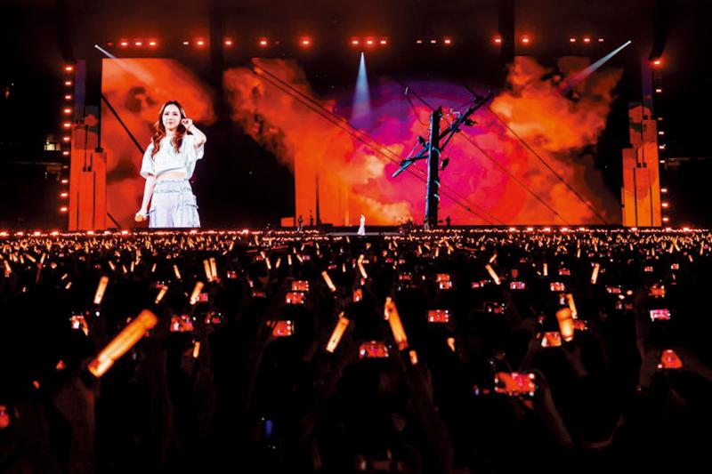 暑假盛事浪接浪 過夜旅客留港延長