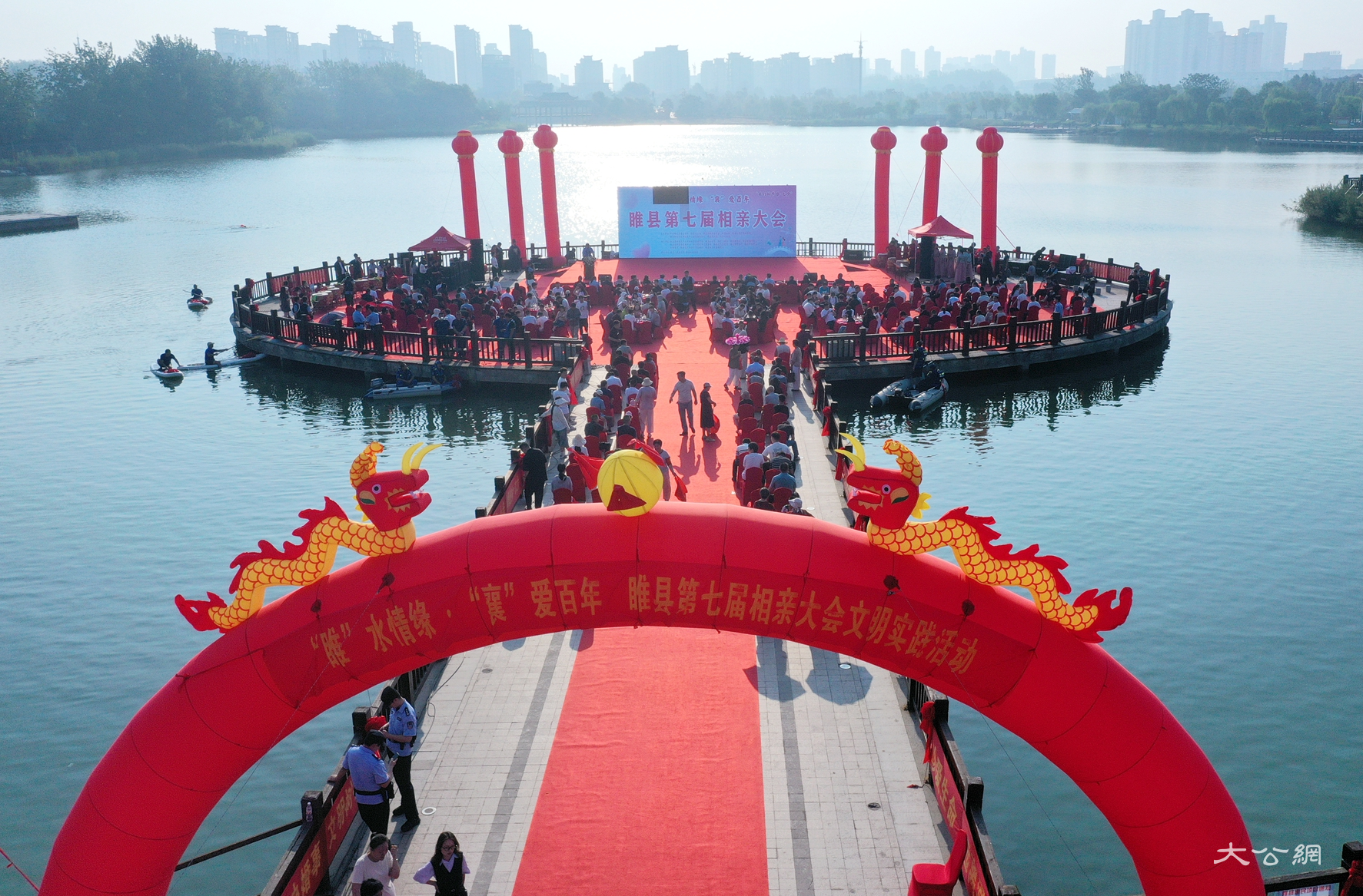 河南睢县：“睢”水情缘牵红线 集体婚礼倡新风