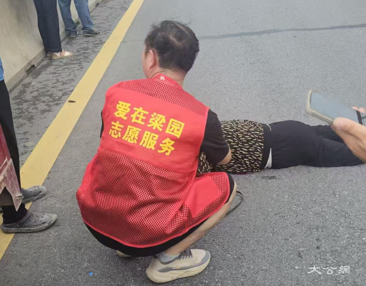 河南商丘：紧急救助受伤老人 “梁园城管”真“管”