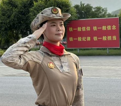 正步丈量青春路：河南科技大学学子陈依帆现场见证