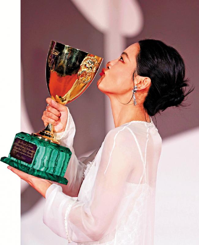 辛芷蕾凭《日挂中天》威尼斯电影节封后