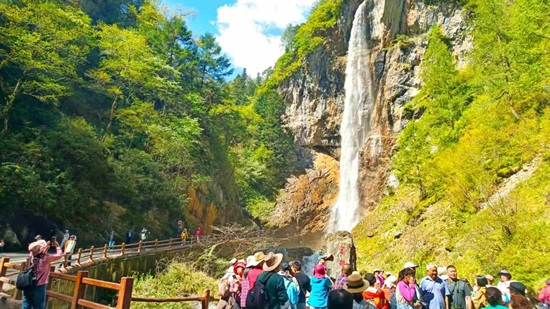 《外眼看陇南》聚焦官鹅沟 美国博主感受 “山水药乡” 独特风采