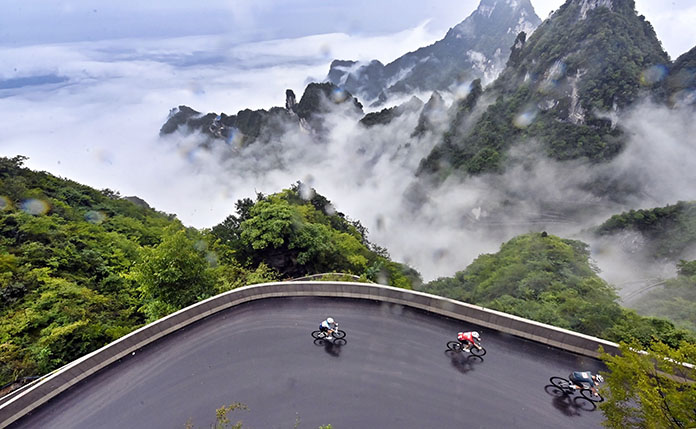 張家界舉行天門山「天路」自行車挑戰賽 1500名騎手同場競技