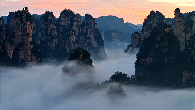 張家界：金秋日出雲海同框 繪就多彩山水畫卷    