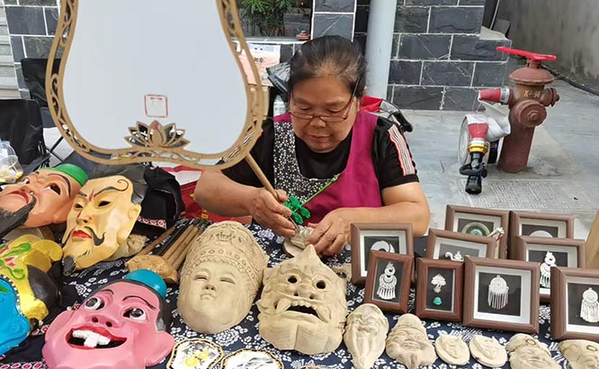 刻刀下的永恆：錢金菊與侗族木雕的薪火相傳