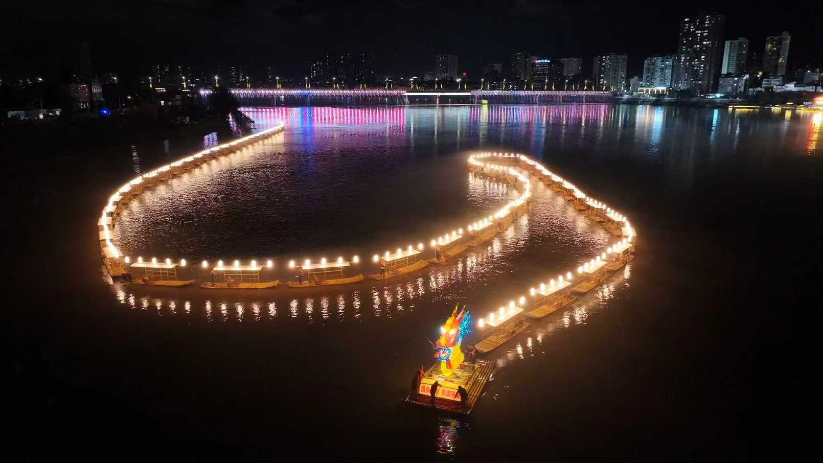 湖南慈利水上板板龍燈秀   500米金龍點亮澧水夜空